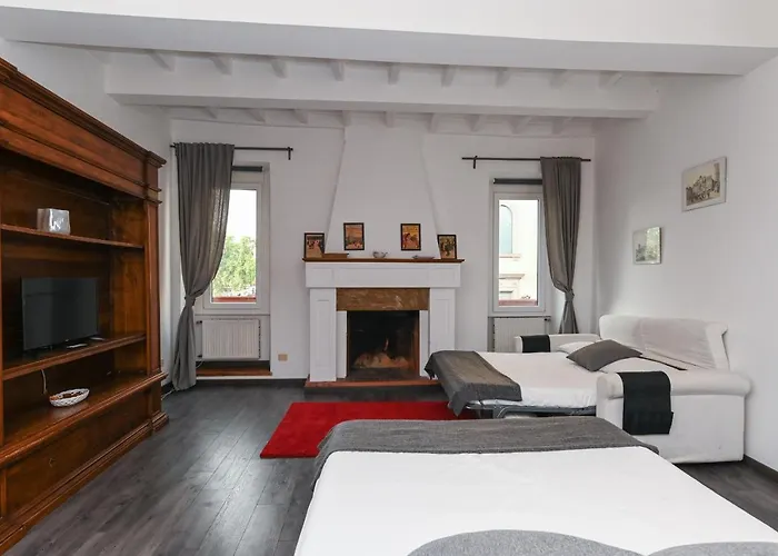 Gorgeous Trastevere Loft On The River